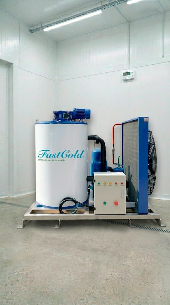 Máquina de hielo en escama FastCold instalada en un cuarto frío industrial