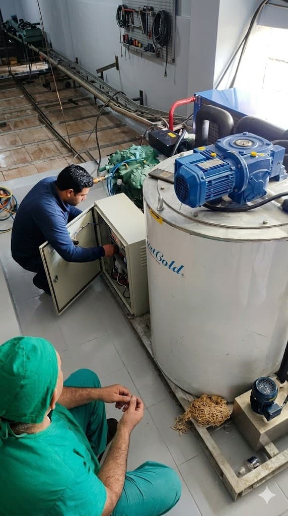 Técnico de FastCold dando mantenimiento a una máquina de hielo en escama