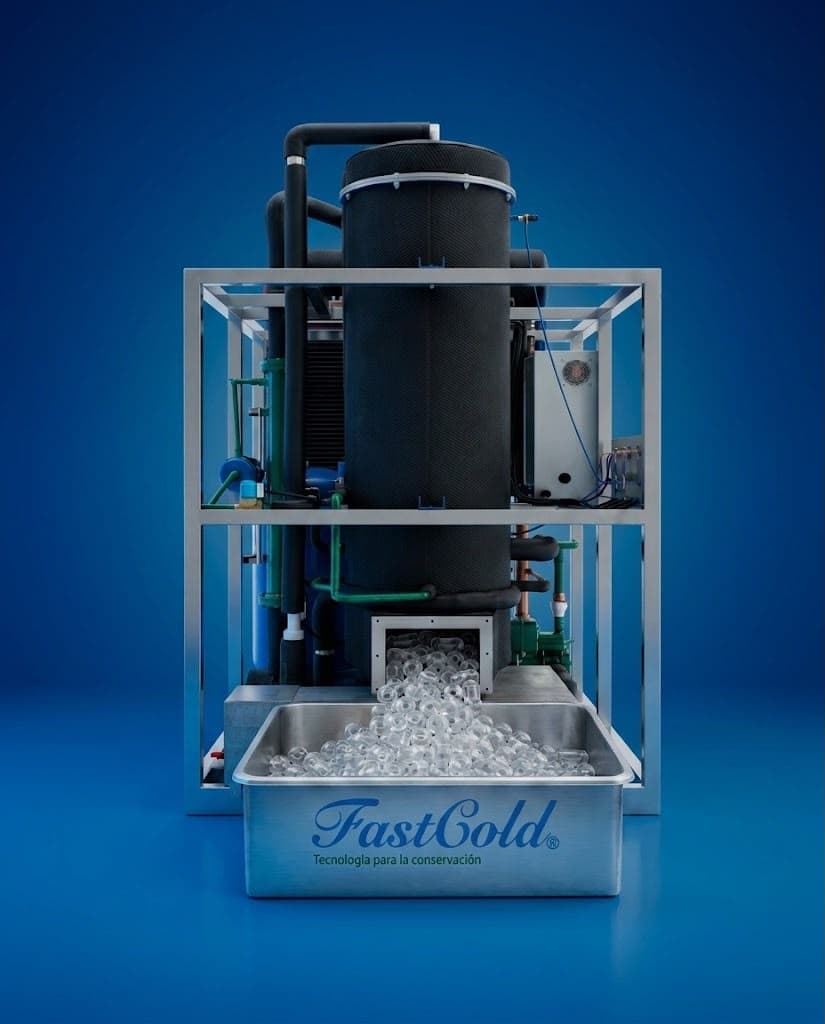 Máquina de hielo en tubo FastCold produciendo hielo sobre una charola con el logo de la marca